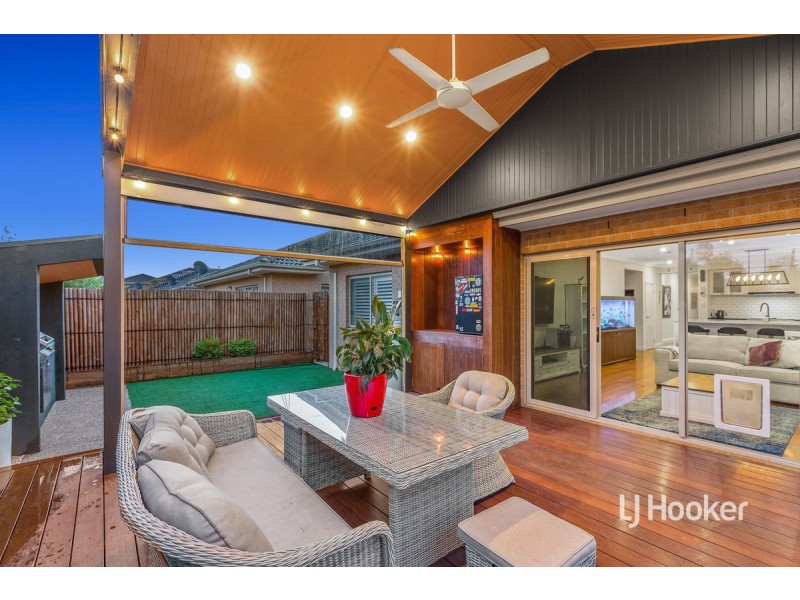 14 Seafarer Way, Sanctuary Lakes VIC 3030