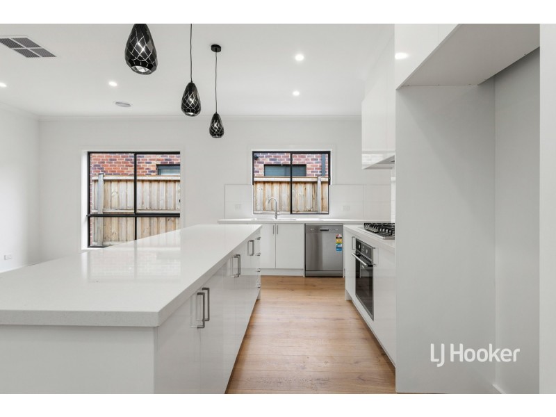 8 Trijena Aveune, Mickleham VIC 3064