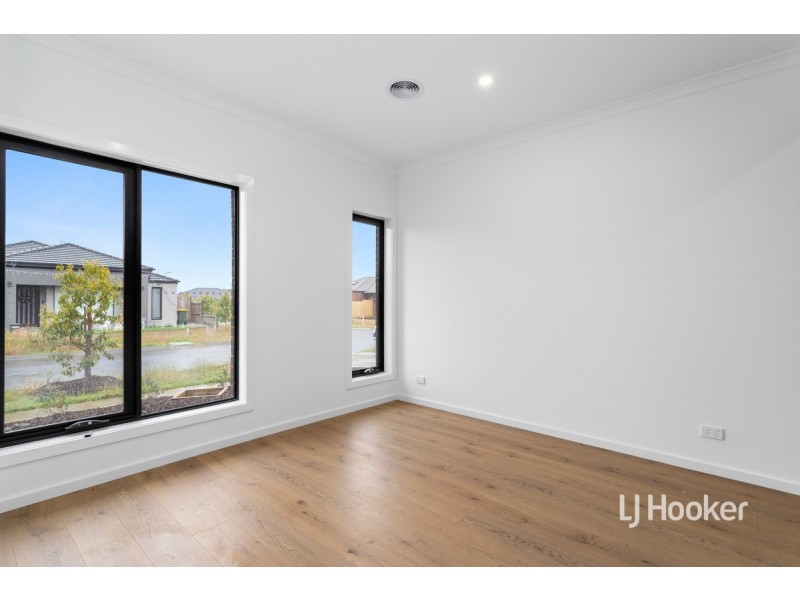 8 Trijena Aveune, Mickleham VIC 3064