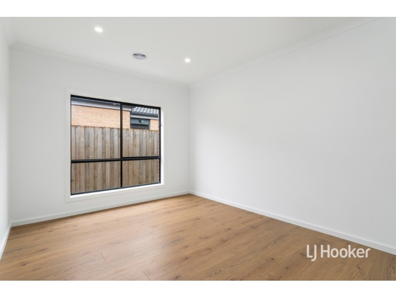 8 Trijena Aveune, Mickleham VIC 3064