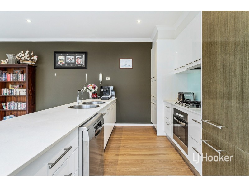 14 Signature Boulevard, Sanctuary Lakes VIC 3030