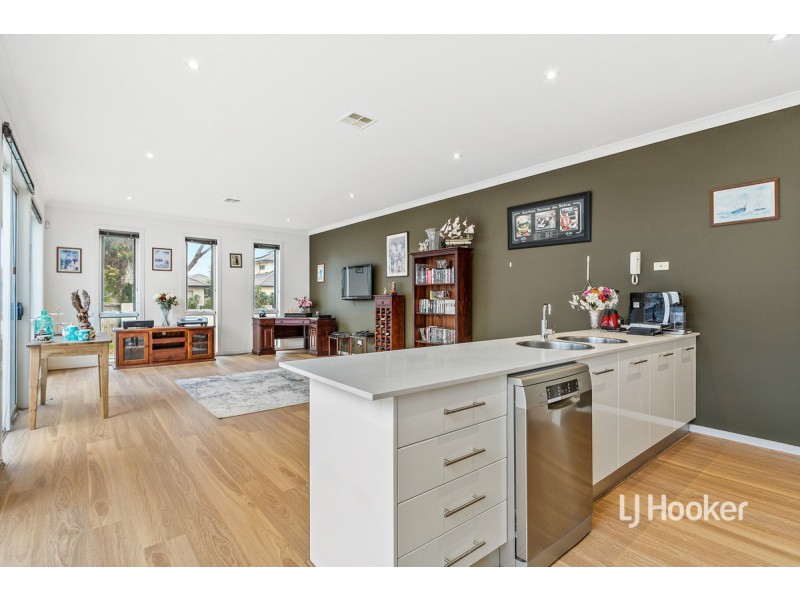 14 Signature Boulevard, Sanctuary Lakes VIC 3030