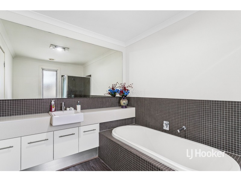 14 Signature Boulevard, Sanctuary Lakes VIC 3030