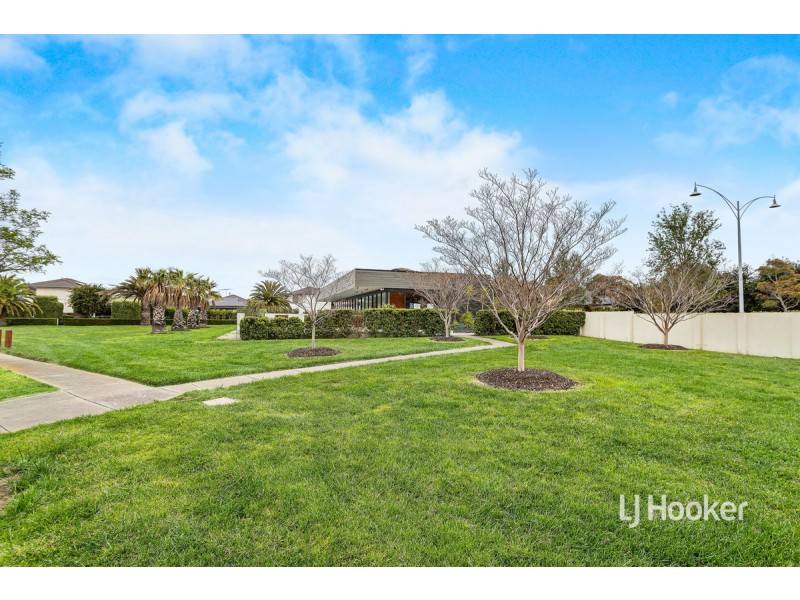 14 Signature Boulevard, Sanctuary Lakes VIC 3030