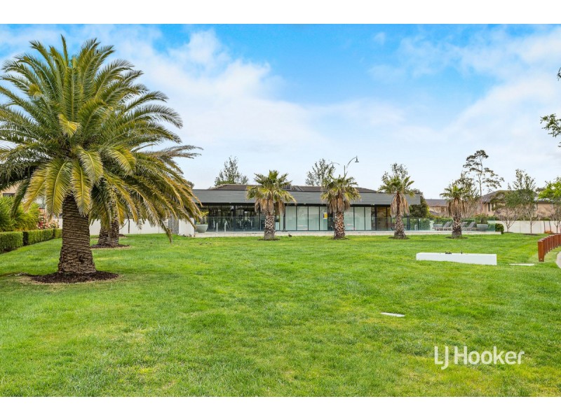 14 Signature Boulevard, Sanctuary Lakes VIC 3030