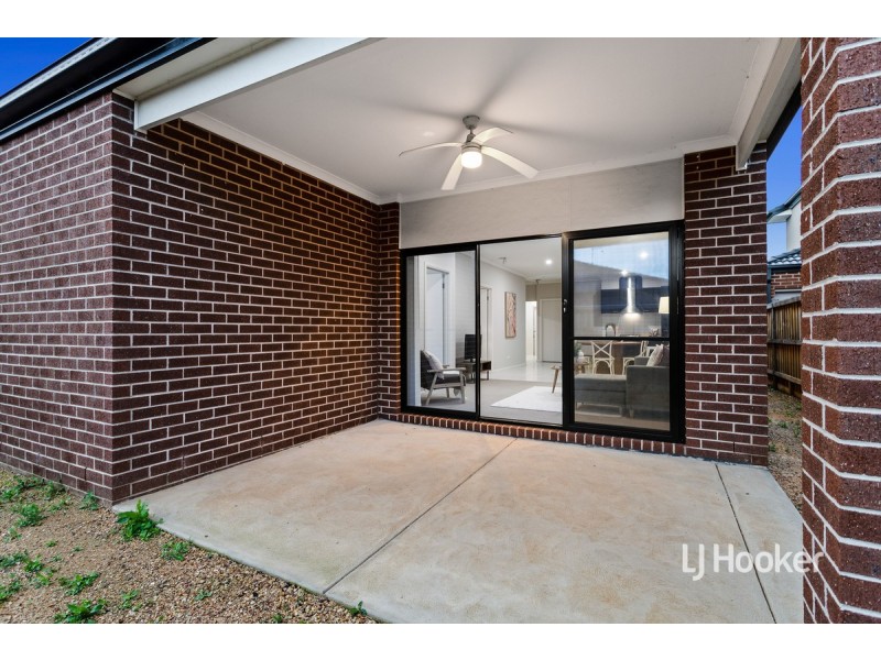 8 Postema Drive, Point Cook VIC 3030