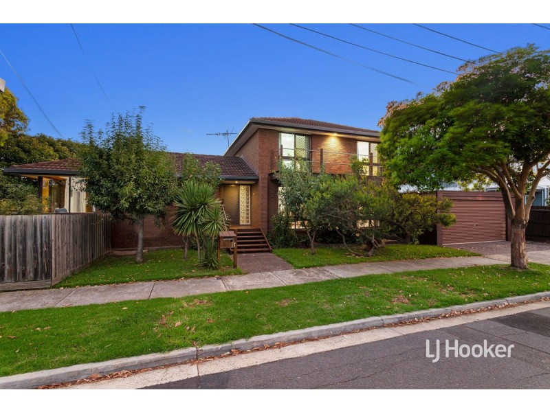 17 McIntyre Drive, Altona VIC 3018