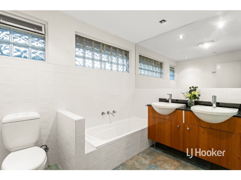 17 McIntyre Drive, Altona VIC 3018