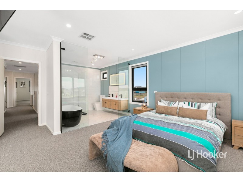 2 Benaud Way, Point Cook VIC 3030