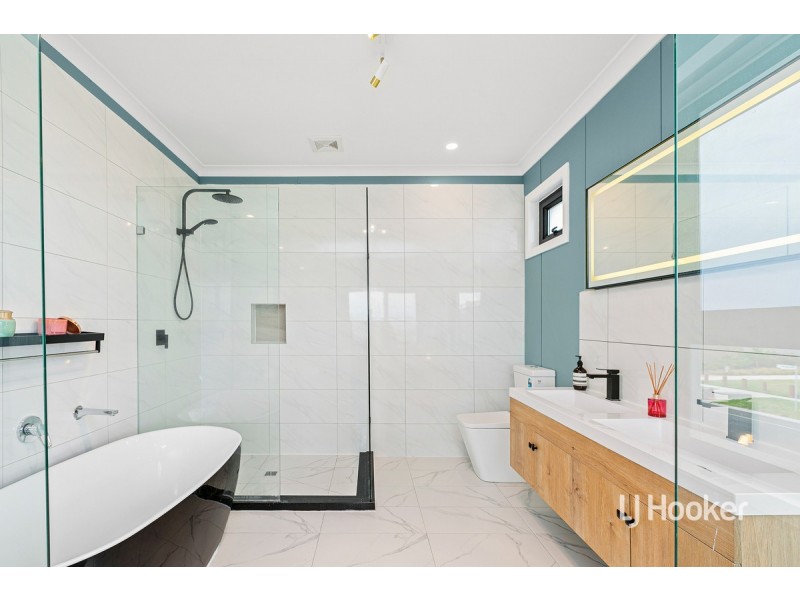 2 Benaud Way, Point Cook VIC 3030