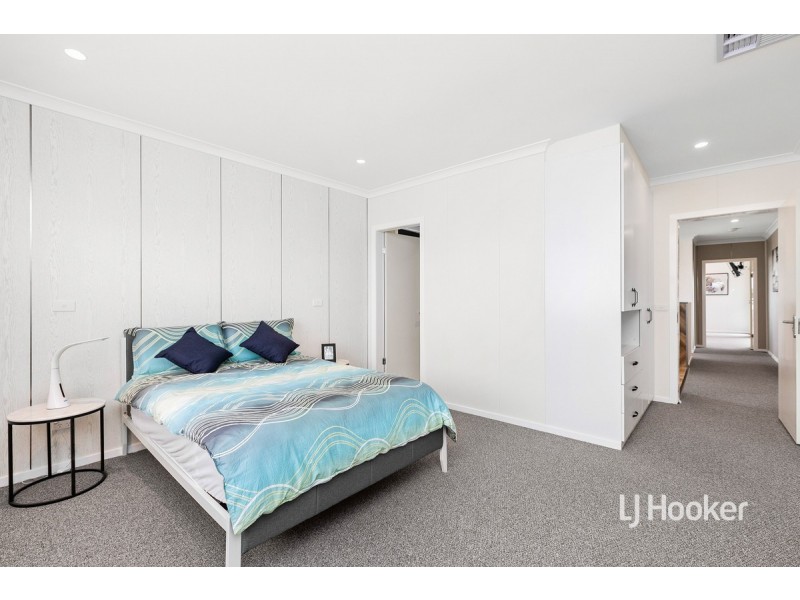 2 Benaud Way, Point Cook VIC 3030