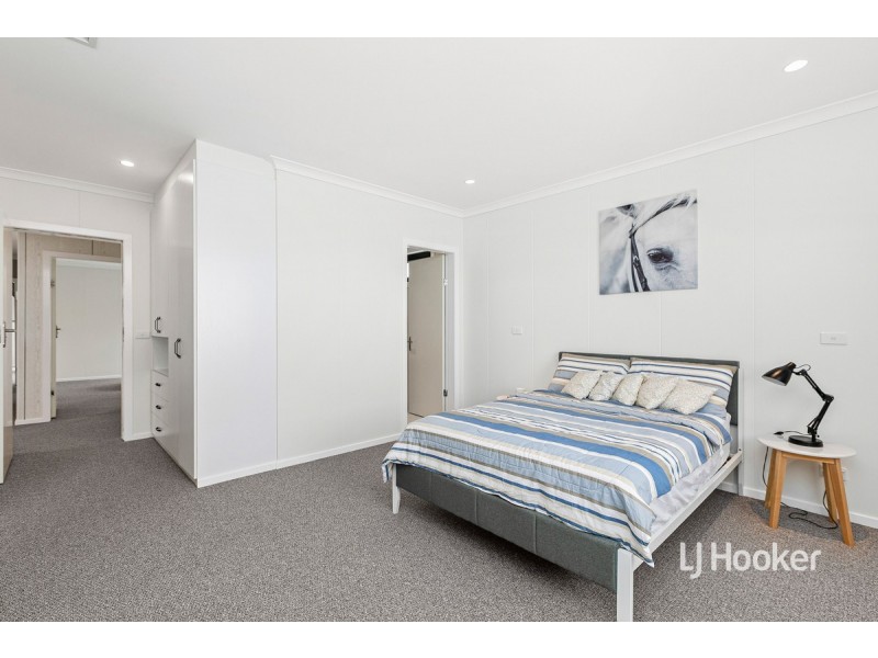 2 Benaud Way, Point Cook VIC 3030