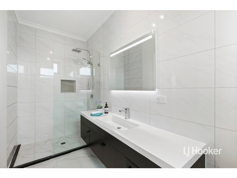 2 Benaud Way, Point Cook VIC 3030