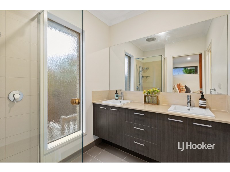 16 Urchin Way, Point Cook VIC 3030