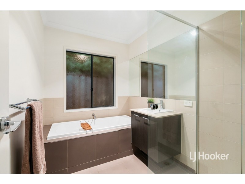 16 Urchin Way, Point Cook VIC 3030