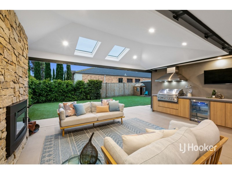 16 Urchin Way, Point Cook VIC 3030