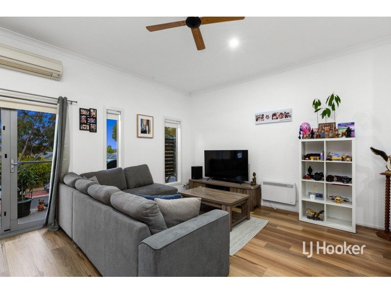 2/11 Tom Roberts Parade, Point Cook VIC 3030