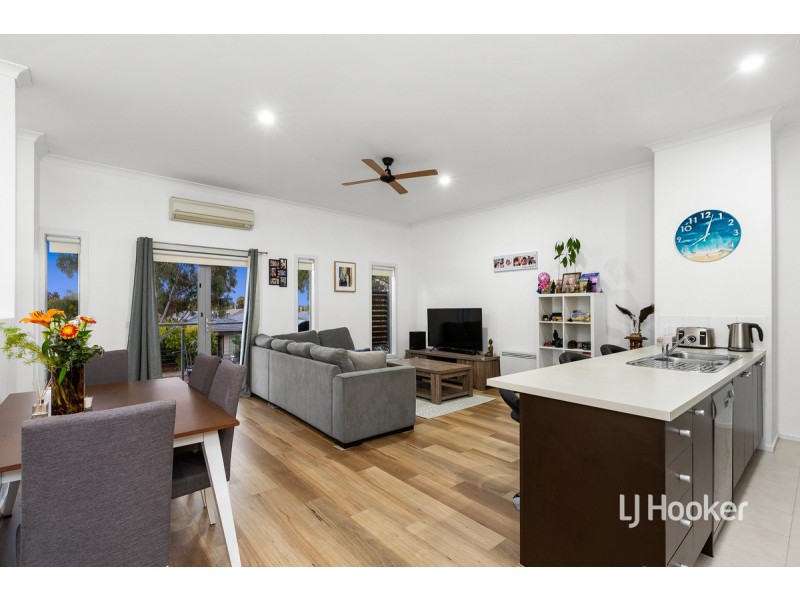 2/11 Tom Roberts Parade, Point Cook VIC 3030