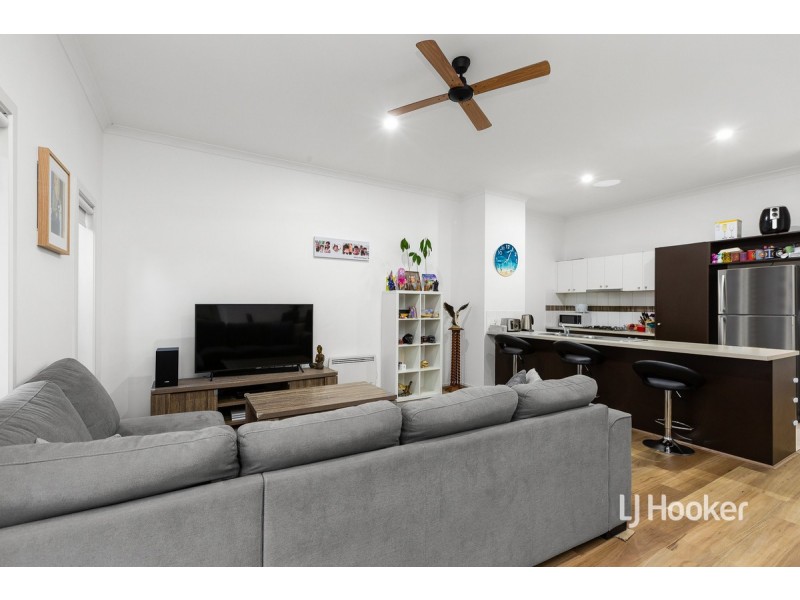 2/11 Tom Roberts Parade, Point Cook VIC 3030