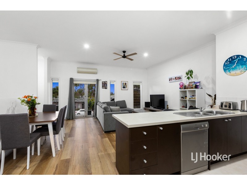 2/11 Tom Roberts Parade, Point Cook VIC 3030