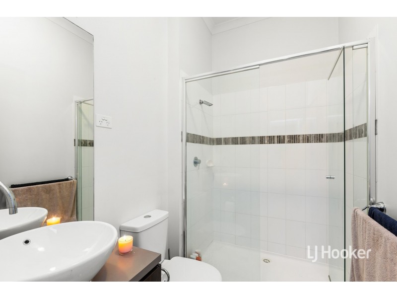 2/11 Tom Roberts Parade, Point Cook VIC 3030