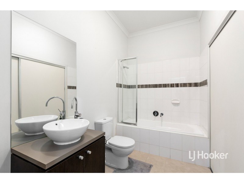 2/11 Tom Roberts Parade, Point Cook VIC 3030