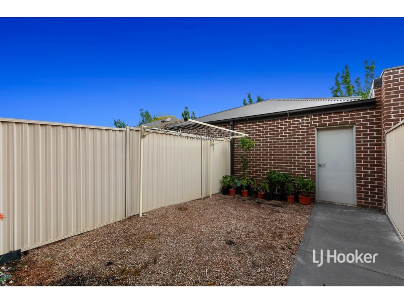 2/11 Tom Roberts Parade, Point Cook VIC 3030