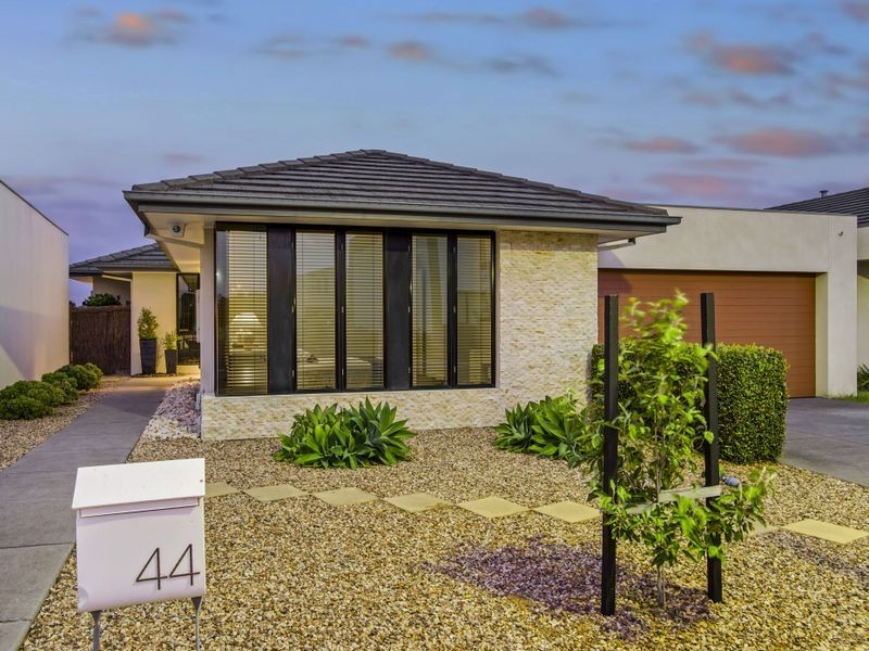 44 Signature Boulevard, Sanctuary Lakes VIC 3030