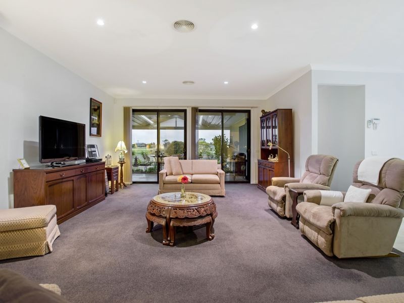 44 Signature Boulevard, Sanctuary Lakes VIC 3030