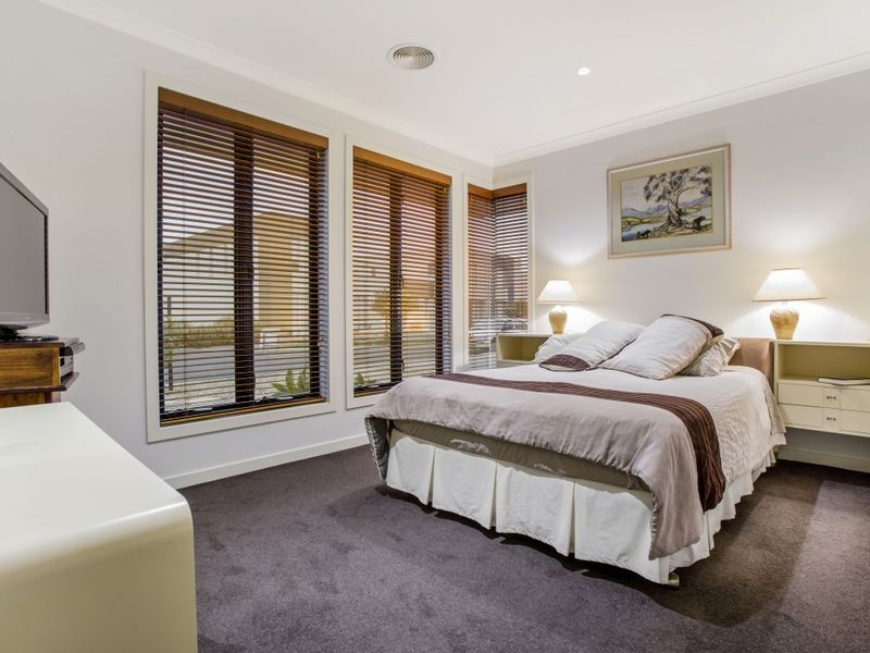 44 Signature Boulevard, Sanctuary Lakes VIC 3030