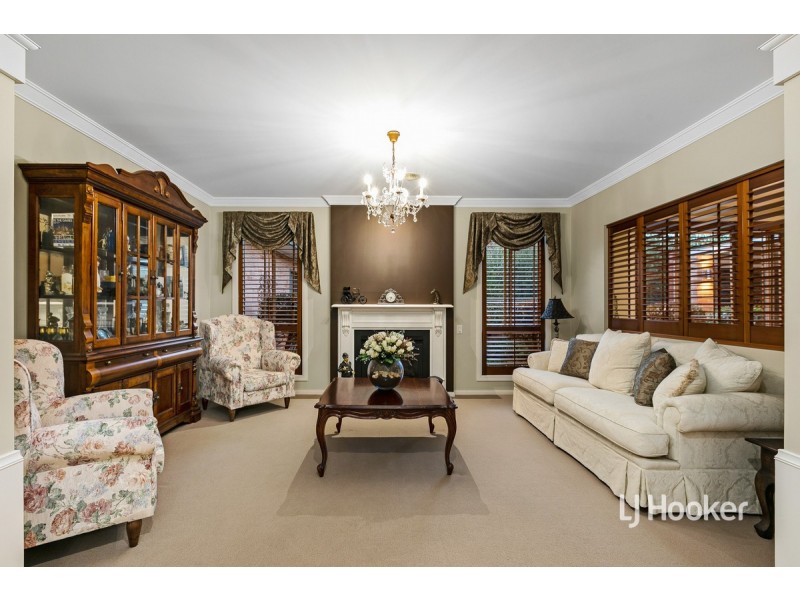13 Sunseeker Chase, Sanctuary Lakes VIC 3030