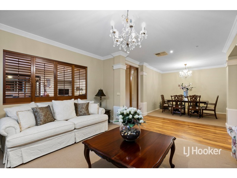 13 Sunseeker Chase, Sanctuary Lakes VIC 3030