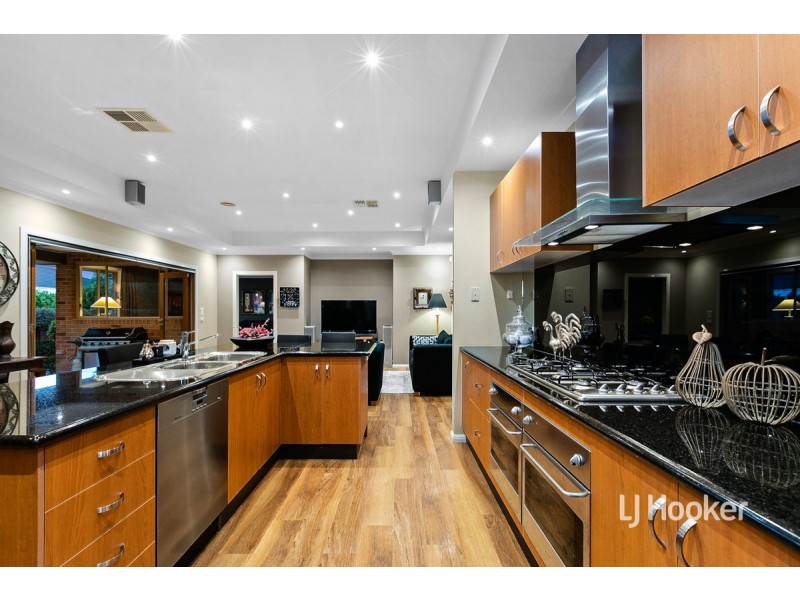 13 Sunseeker Chase, Sanctuary Lakes VIC 3030