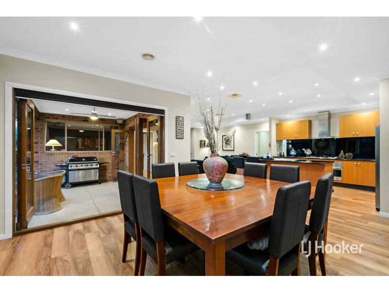 13 Sunseeker Chase, Sanctuary Lakes VIC 3030
