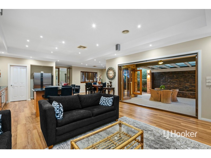 13 Sunseeker Chase, Sanctuary Lakes VIC 3030