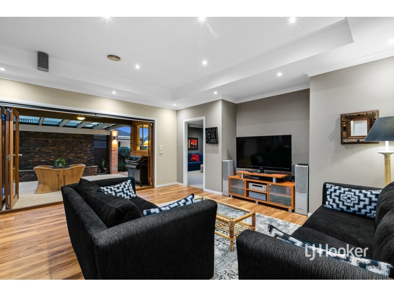 13 Sunseeker Chase, Sanctuary Lakes VIC 3030