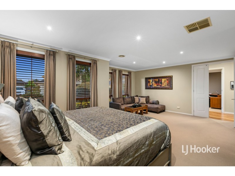 13 Sunseeker Chase, Sanctuary Lakes VIC 3030