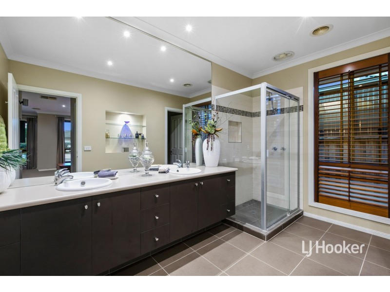 13 Sunseeker Chase, Sanctuary Lakes VIC 3030