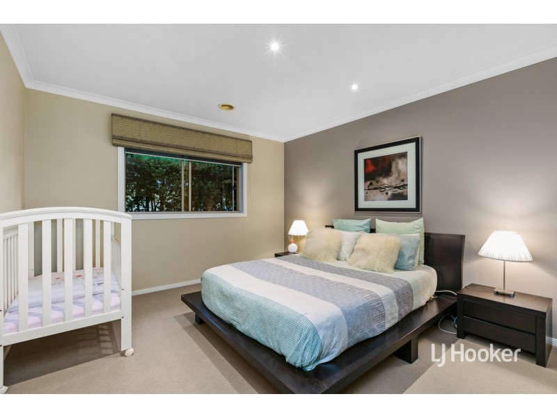 13 Sunseeker Chase, Sanctuary Lakes VIC 3030