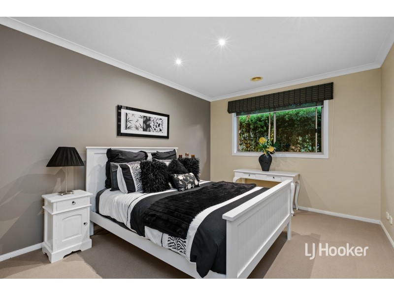 13 Sunseeker Chase, Sanctuary Lakes VIC 3030