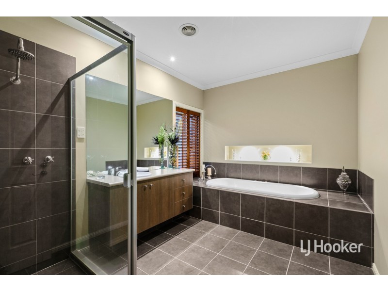 13 Sunseeker Chase, Sanctuary Lakes VIC 3030