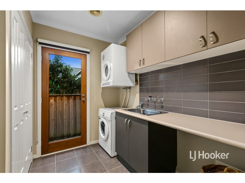 13 Sunseeker Chase, Sanctuary Lakes VIC 3030