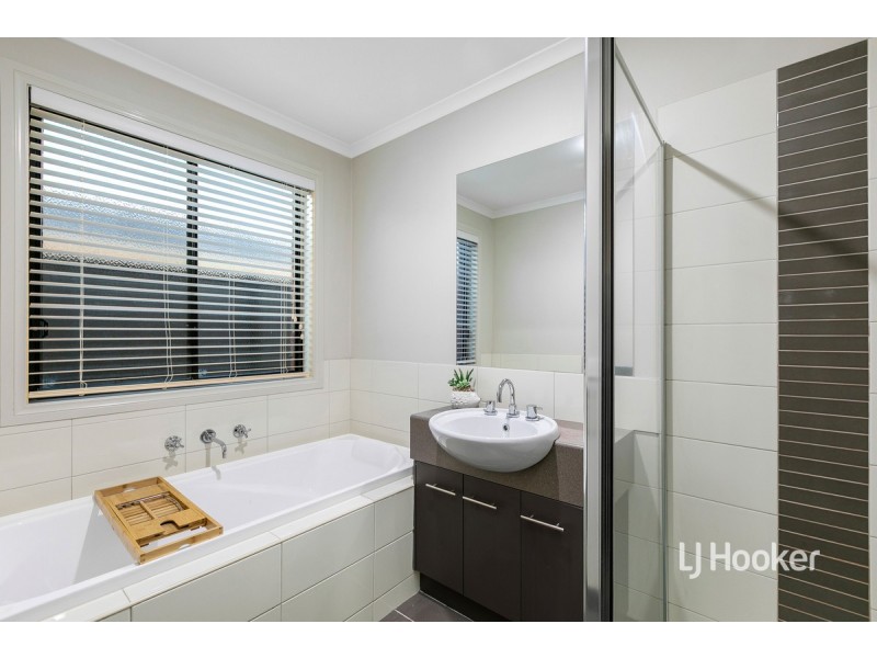 11 Hasluck Gardens, Point Cook VIC 3030