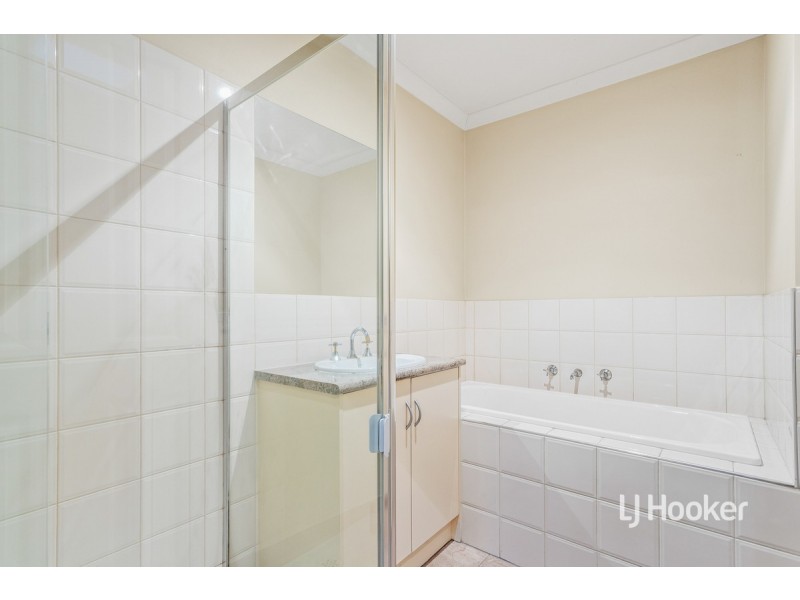 4/93 Sanctuary Lakes South Boulevard, Point Cook VIC 3030