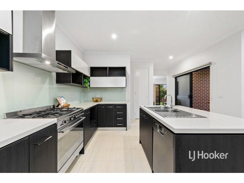 22 Tanoa Crescent, Point Cook VIC 3030