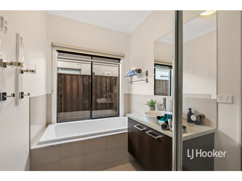 22 Tanoa Crescent, Point Cook VIC 3030