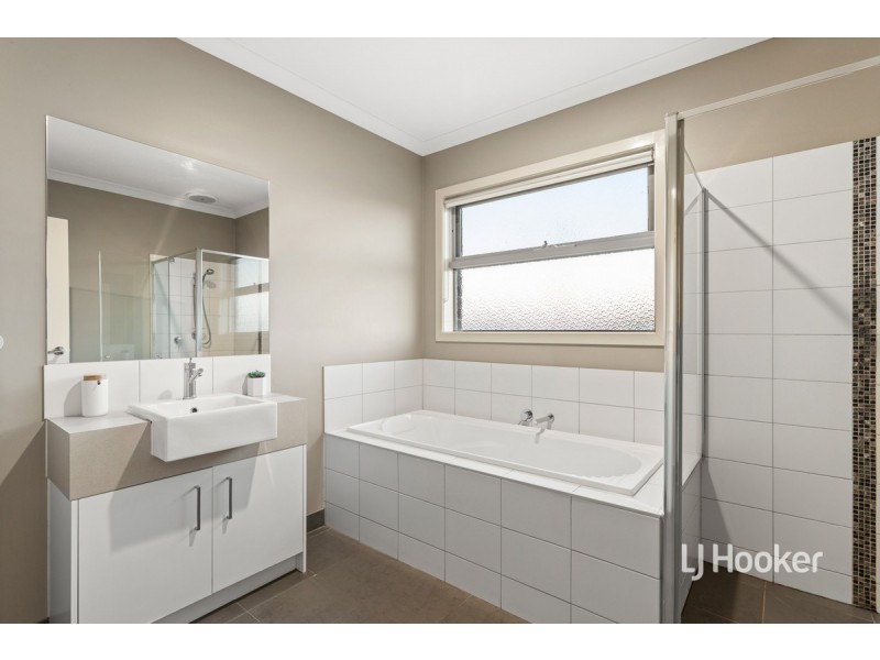 16 Admiralty Lane, Sydenham VIC 3037