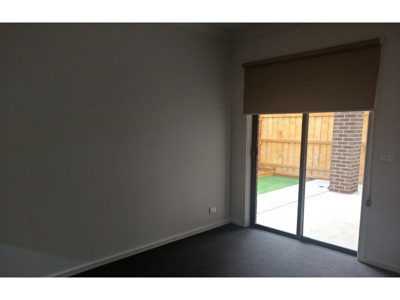 13 Sobers Drive, Rockbank VIC 3335