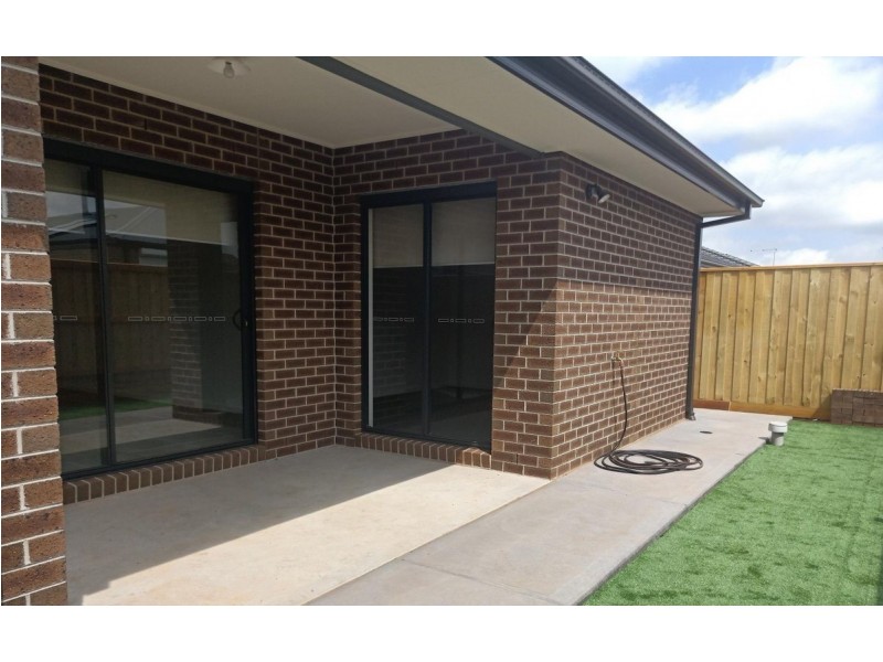 13 Sobers Drive, Rockbank VIC 3335