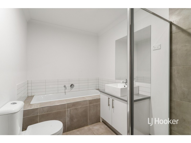 3 Hiddleston Court, Cranbourne West VIC 3977